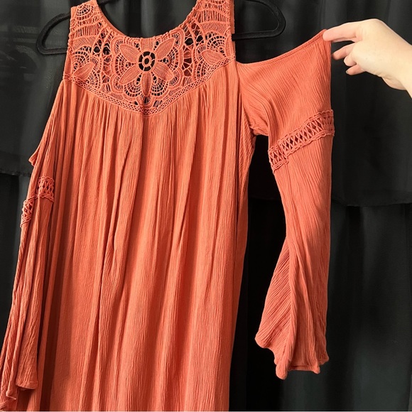 Fall off-the-shoulder dress - Picture 3 of 5